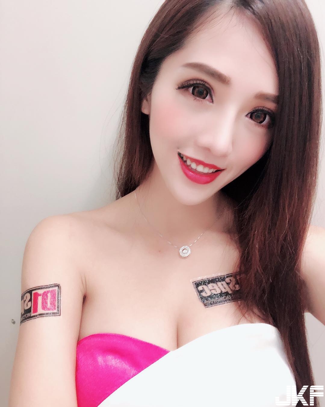 網球的正確打法！甜美正妹「雙奶頂球」　飽滿美乳是最佳緩衝墊！
