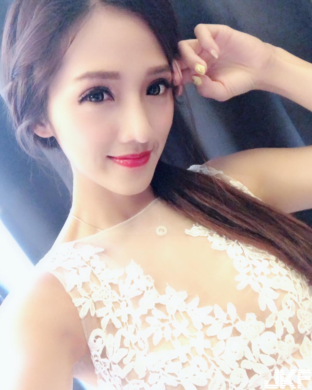 網球的正確打法！甜美正妹「雙奶頂球」　飽滿美乳是最佳緩衝墊！