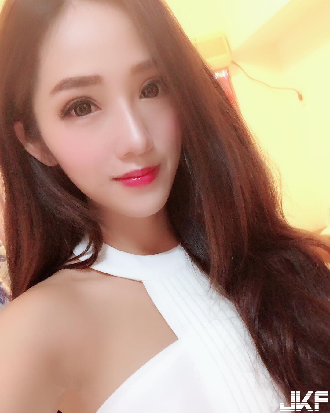 網球的正確打法！甜美正妹「雙奶頂球」　飽滿美乳是最佳緩衝墊！