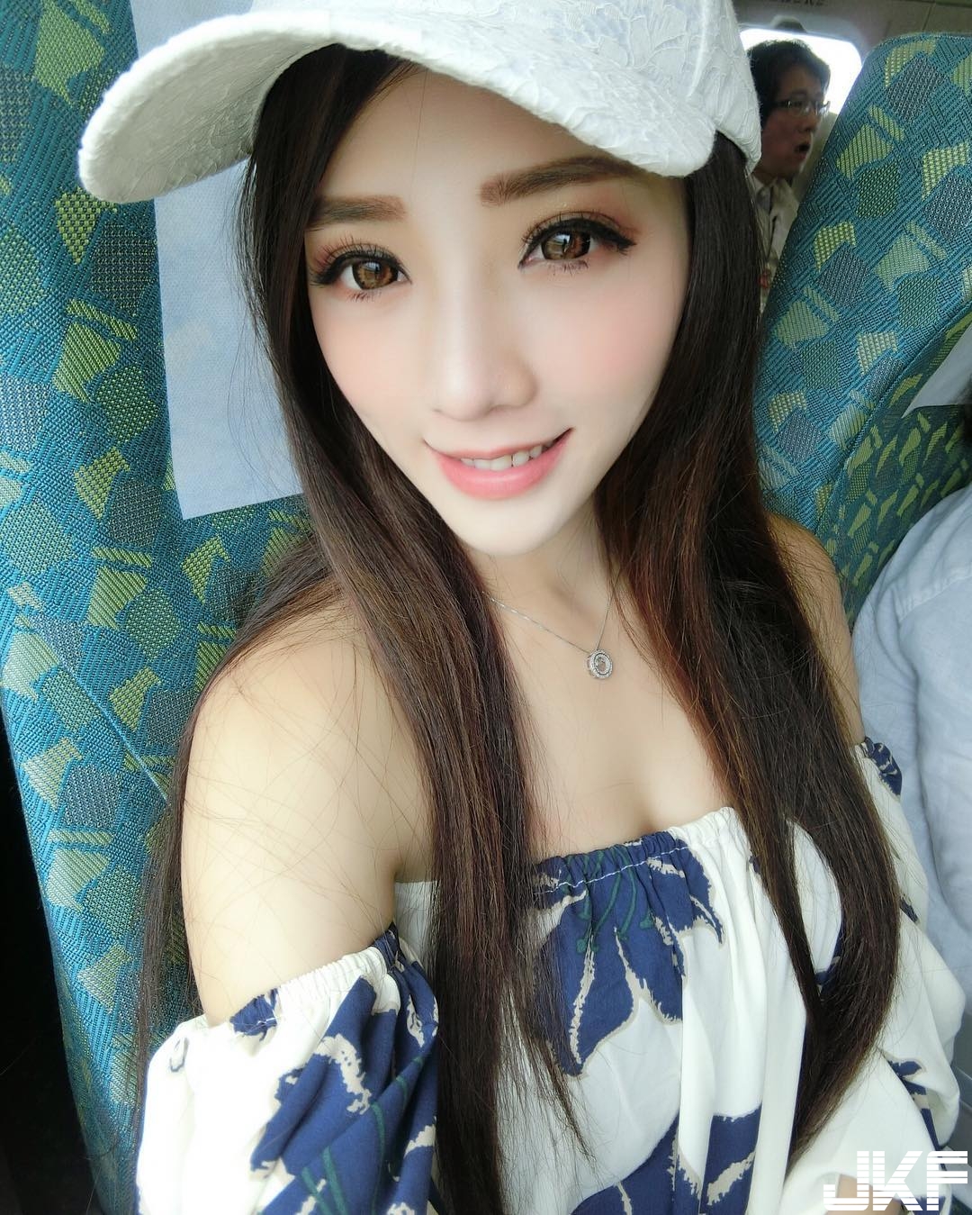網球的正確打法！甜美正妹「雙奶頂球」　飽滿美乳是最佳緩衝墊！