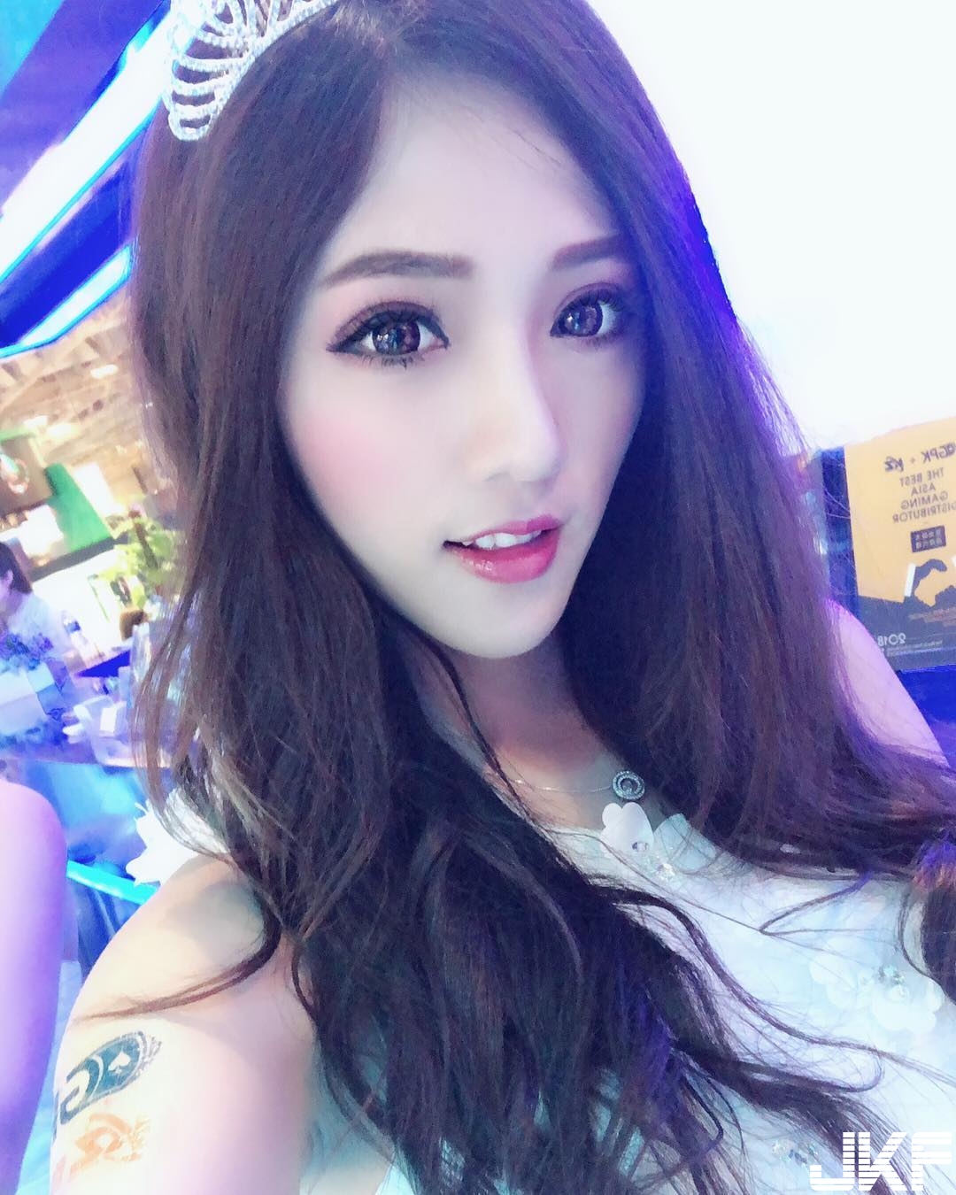 網球的正確打法！甜美正妹「雙奶頂球」　飽滿美乳是最佳緩衝墊！