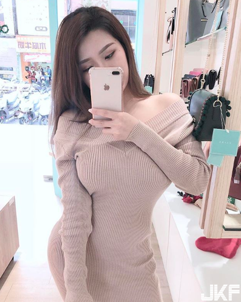 試衣間巨大車頭燈！正妹核彈級美乳太兇了，背心要被撐爆！