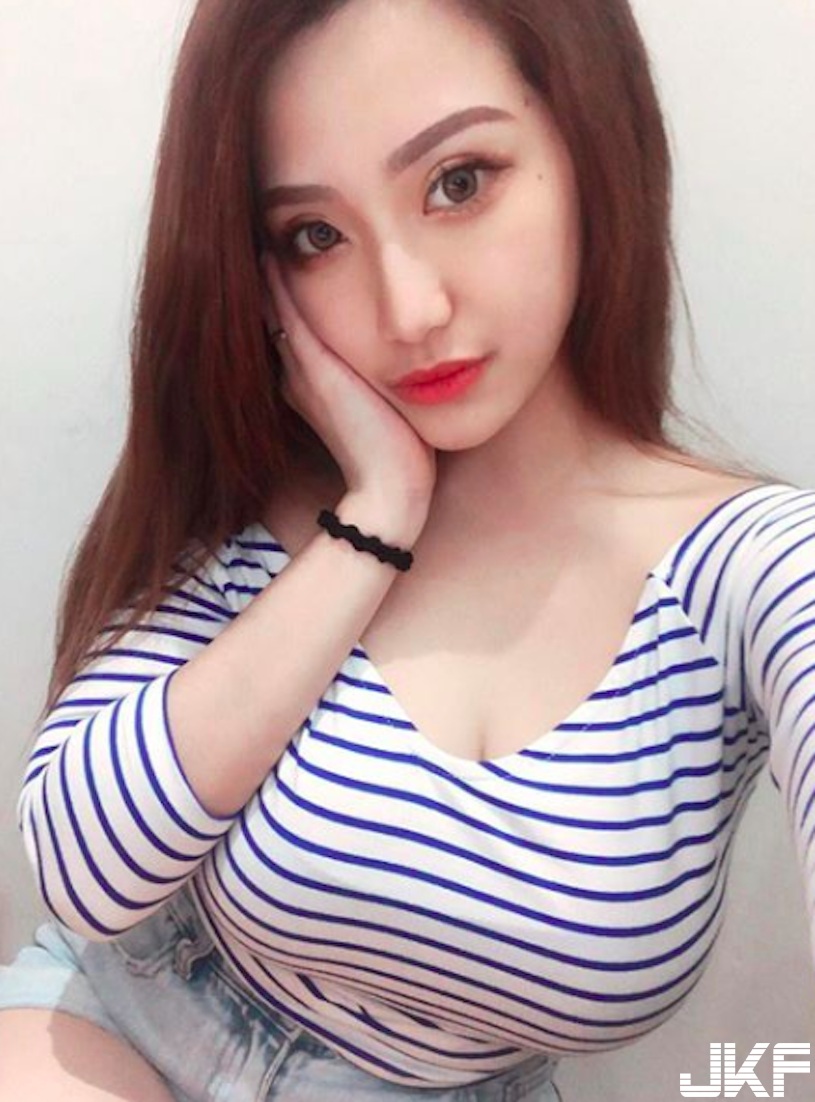 試衣間巨大車頭燈！正妹核彈級美乳太兇了，背心要被撐爆！