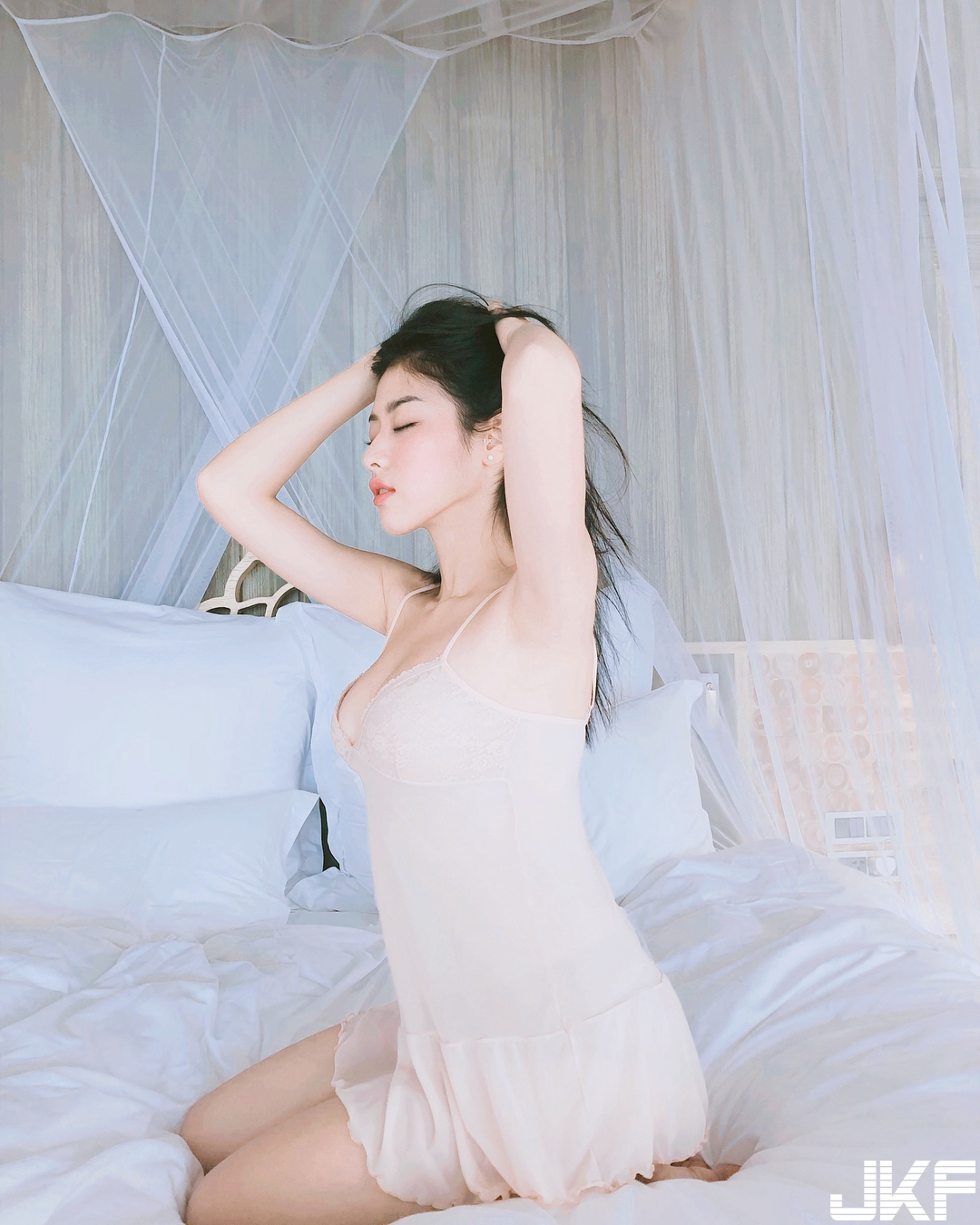 超正妹子淋浴「毫無防備」露出飽滿奶球　牛乳肌膚感覺好滑嫩！