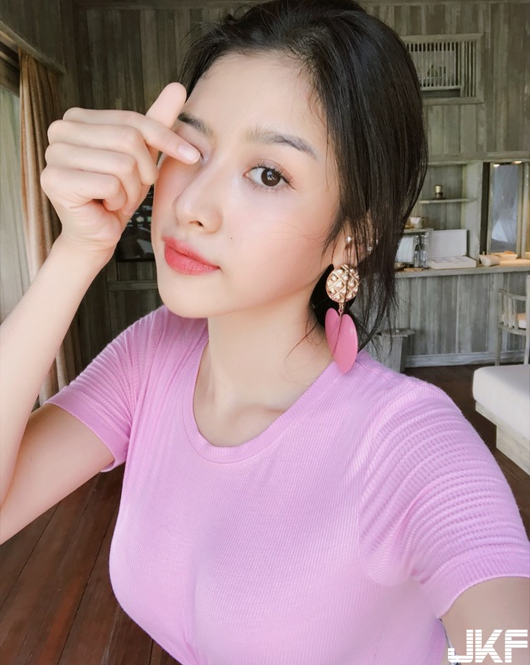 超正妹子淋浴「毫無防備」露出飽滿奶球　牛乳肌膚感覺好滑嫩！