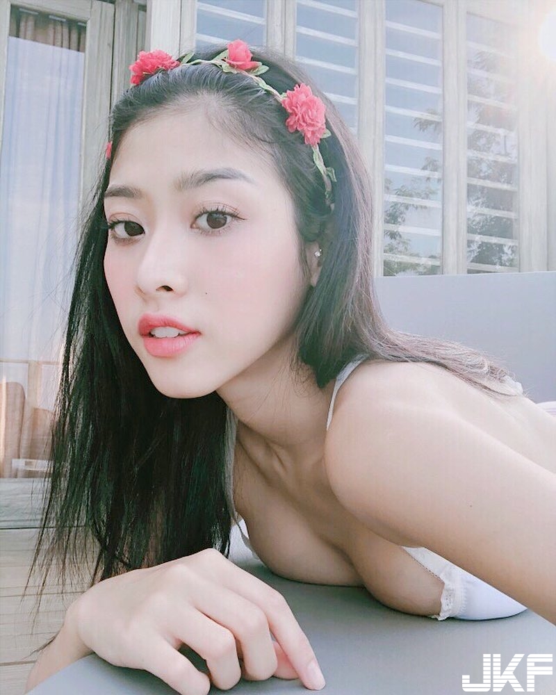 超正妹子淋浴「毫無防備」露出飽滿奶球　牛乳肌膚感覺好滑嫩！
