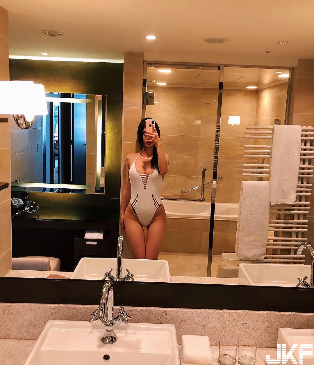 不穿衣服才是藝術！肉食系「爆乳正妹」身材曲線超火辣，拍照都一絲不掛！