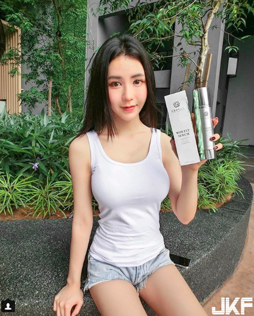 正妹「爆乳上衣」散步太犯規了！「超Q彈深溝」讓路人都看暈了！