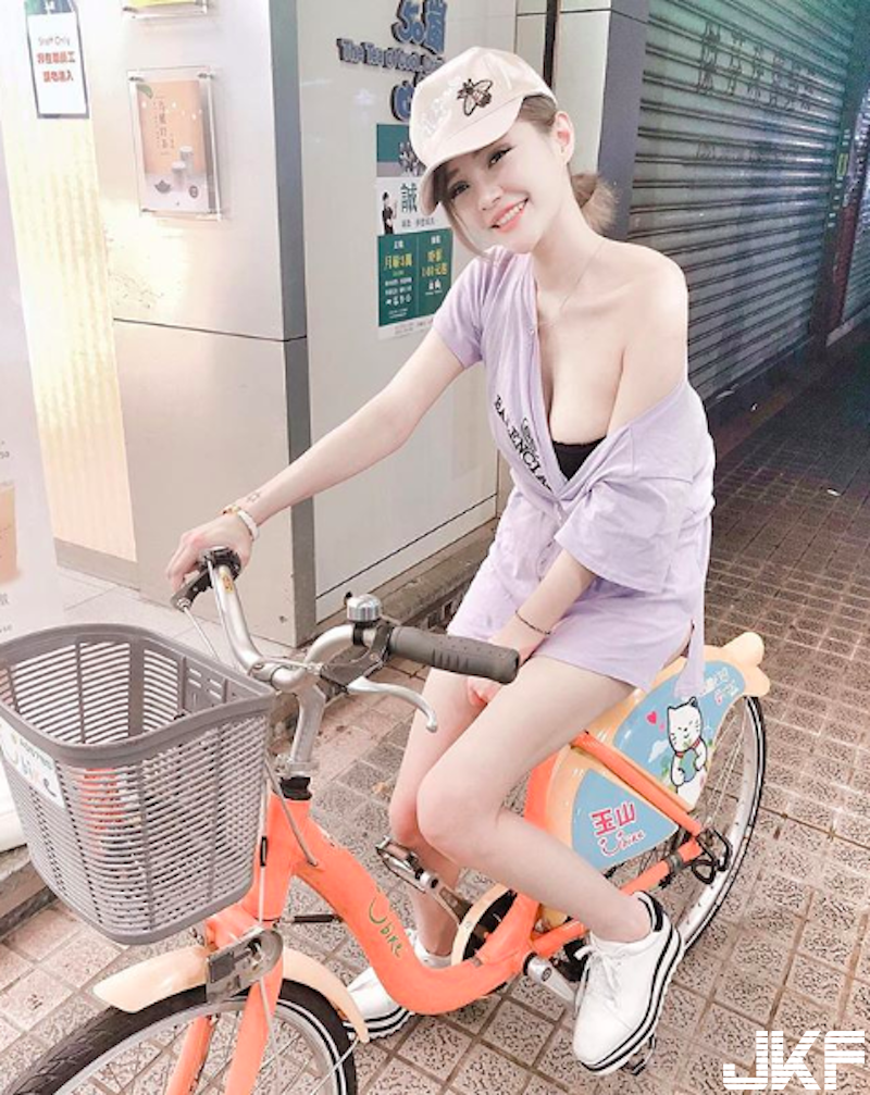 台北驚見「巨乳 Ubike 正妹」！衣服滑下「雪白深溝」整片秀出！路人怎麼好好騎車啦！