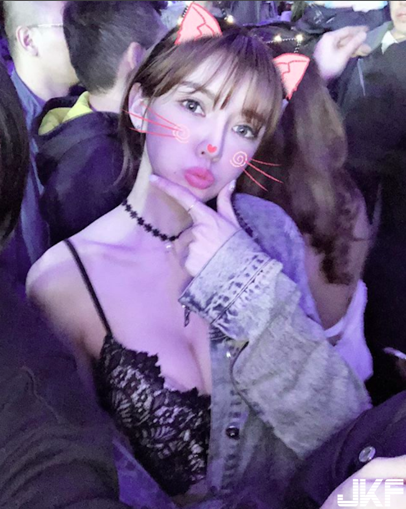 火辣辣「台灣正妹老闆娘」！小背心下「性感美乳」包不住！清涼感撲鼻而來啊！