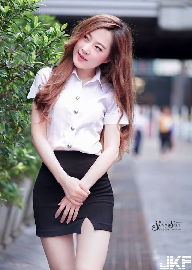 裙子超短！「大奶制服學生妹」側面太性感！「Ｓ型曲線」配高衩窄裙好犯規啊！