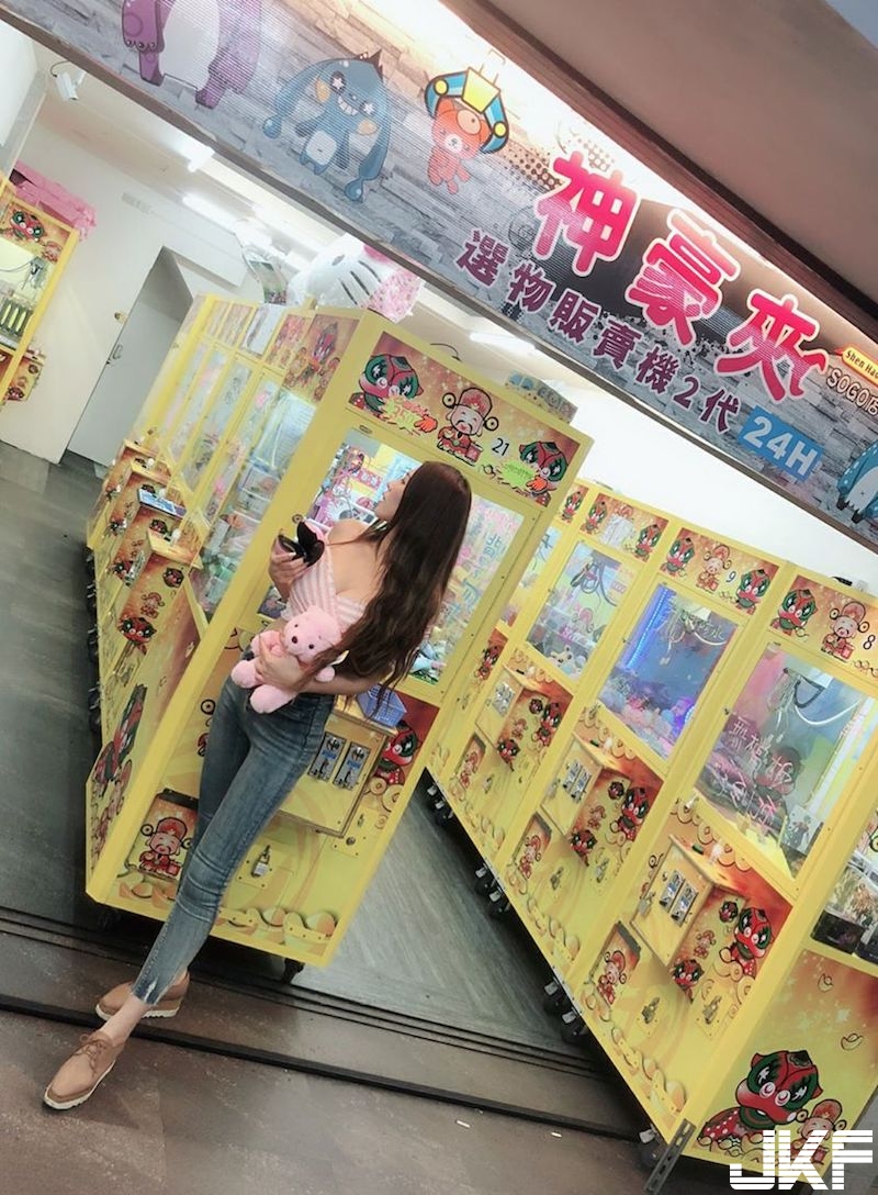 夾娃娃機店驚見「低胸爆乳正妹」！低頭吃飯「兩顆雪乳」直接靠桌上！兇猛畫面受不了！