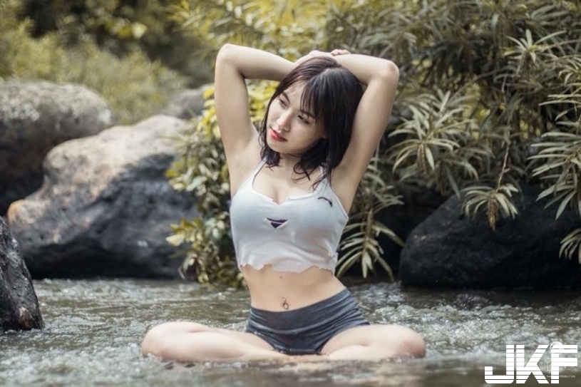 戲水了！正妹「超兇巨乳」撐破上衣，「豐滿濕身」模樣快走光了！