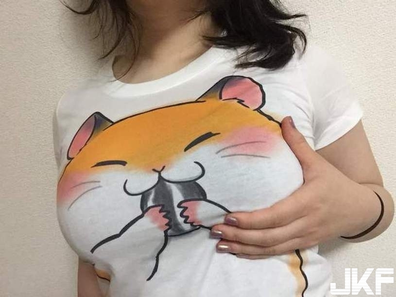 H奶女優的最愛！倉鼠T穿出「神奇車頭燈效果」，捏牠臉巨乳也跟晃動啊！