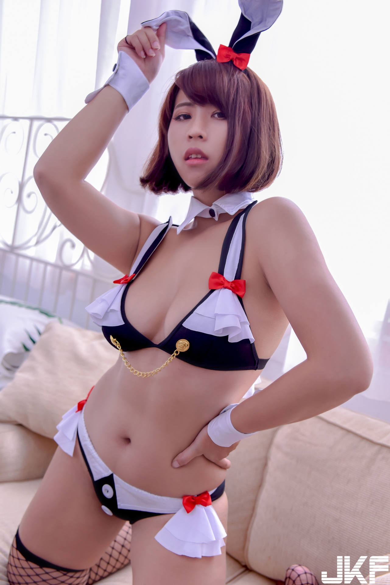 蜜汁香甜！淘氣兔女郎深溝乍現，「雙手深入」挑戰尺度極限！