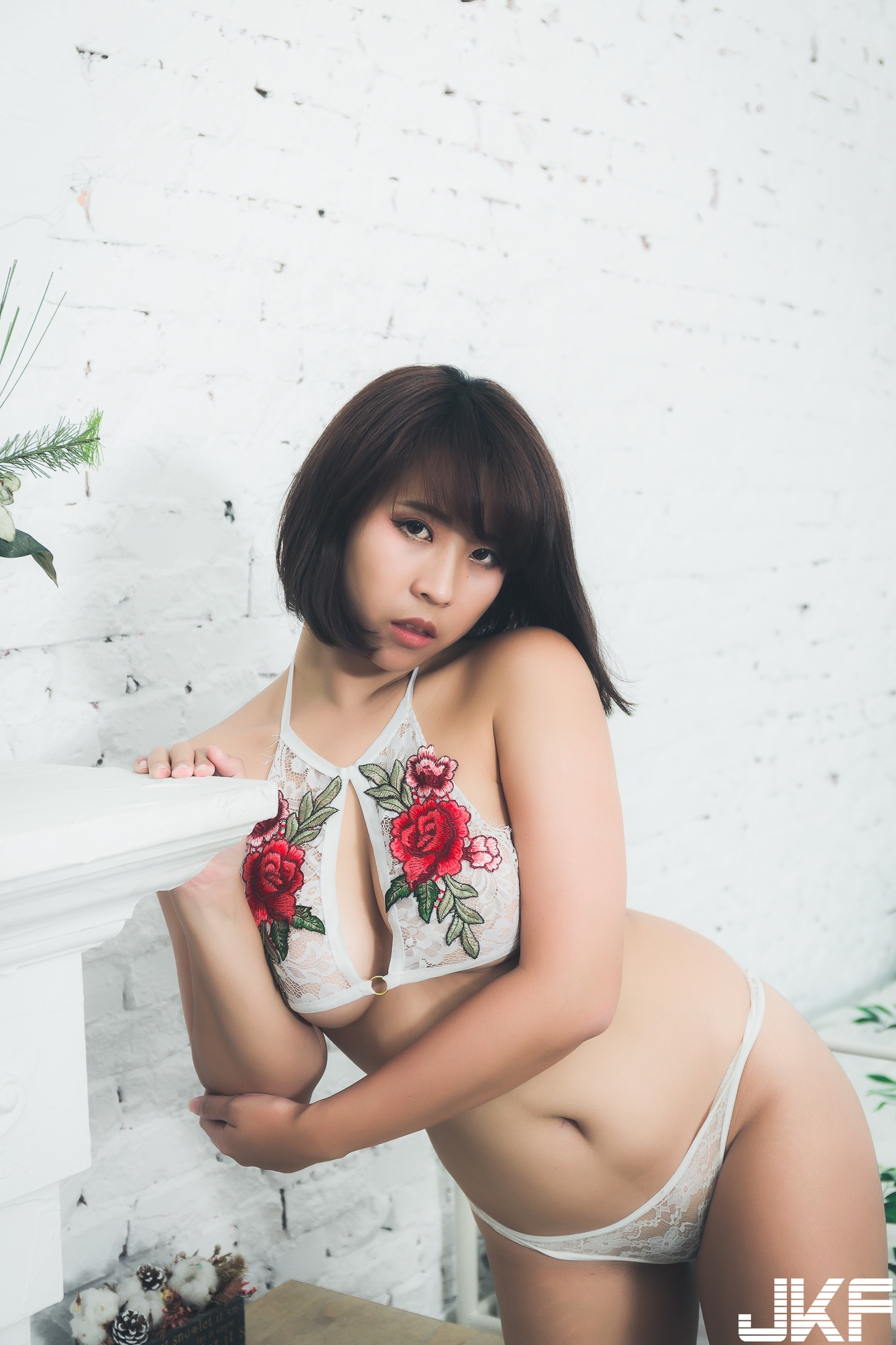 蜜汁香甜！淘氣兔女郎深溝乍現，「雙手深入」挑戰尺度極限！