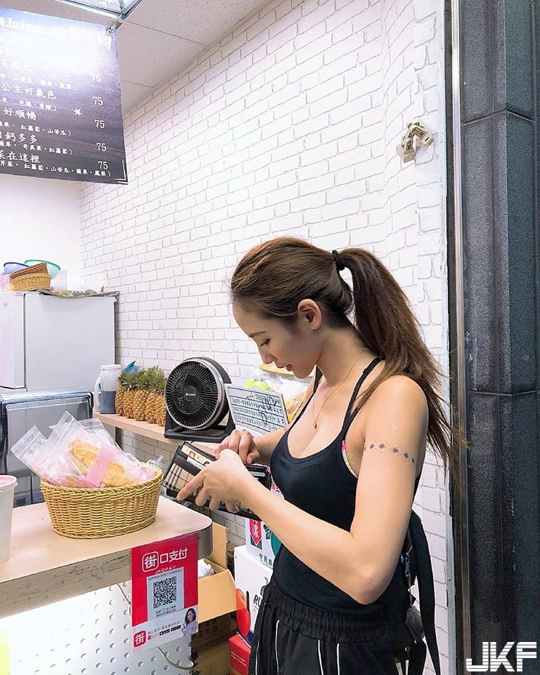 神到了！端午龍舟「正妹奪標手」引關注　甜美外表下是超爆乳身材！