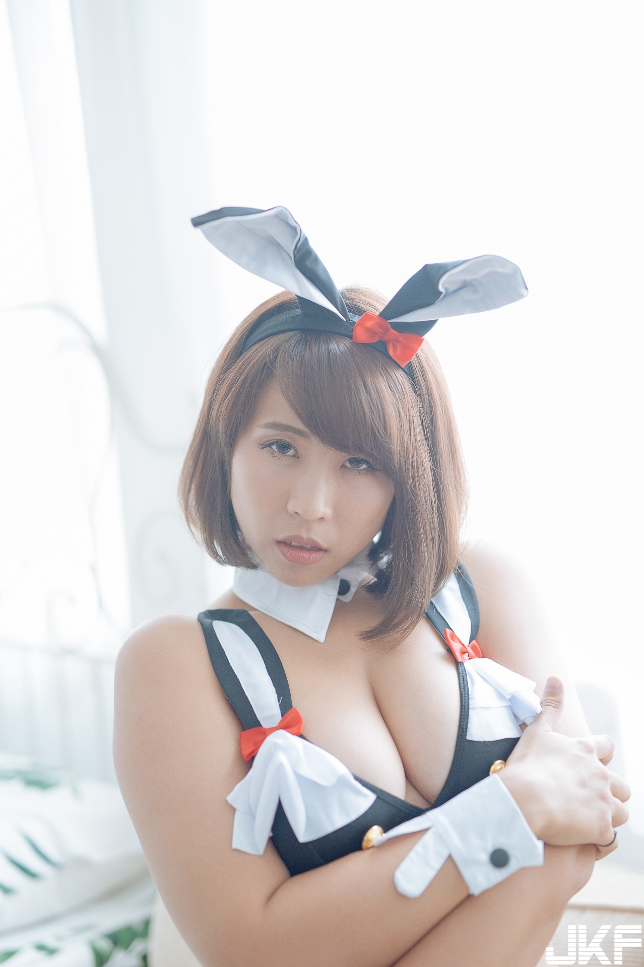 蜜汁香甜！淘氣兔女郎深溝乍現，「雙手深入」挑戰尺度極限！