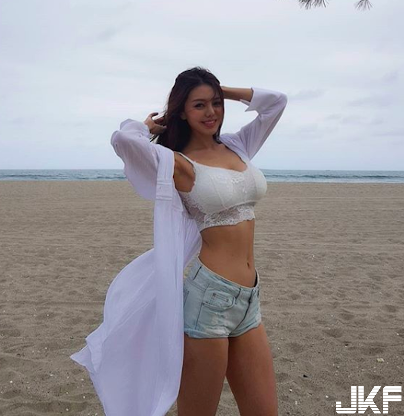 便利商店出現「巨奶翹臀妹」！側面曲線超兇猛！「胸前脹大」是不是有偷塞餅乾啊！