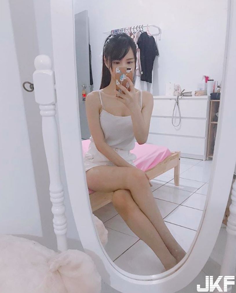 戀愛了！隱乳系女神老師，自拍時背後鏡子出賣「飽滿屁股蛋」！