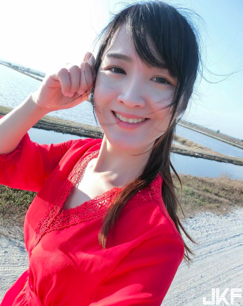 戀愛了！隱乳系女神老師，自拍時背後鏡子出賣「飽滿屁股蛋」！
