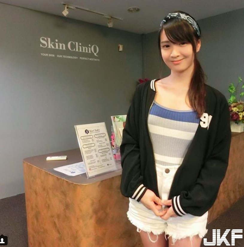 戀愛了！隱乳系女神老師，自拍時背後鏡子出賣「飽滿屁股蛋」！