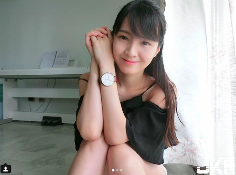 戀愛了！隱乳系女神老師，自拍時背後鏡子出賣「飽滿屁股蛋」！