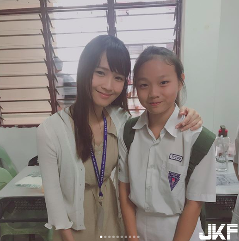 戀愛了！隱乳系女神老師，自拍時背後鏡子出賣「飽滿屁股蛋」！