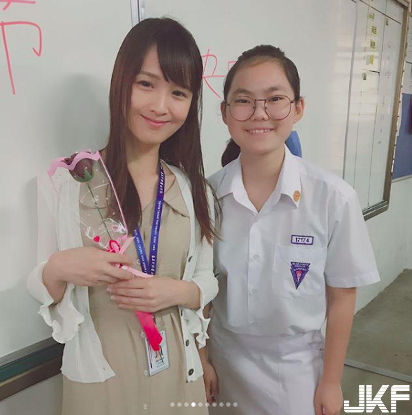 戀愛了！隱乳系女神老師，自拍時背後鏡子出賣「飽滿屁股蛋」！