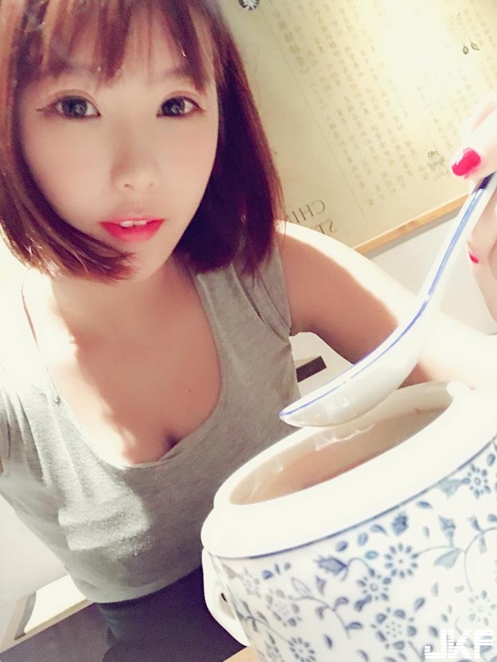 高冷性感女神「巨乳解放」！超飽滿雪白美乳中路大開，惹火畫面讓人石化！