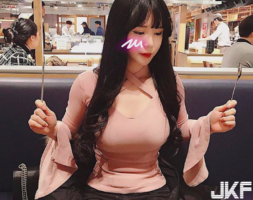 把愛心給我移走！「巨乳網紅」自拍視角太邪惡，捷運「深V爆乳」路人口水都流出來啦！