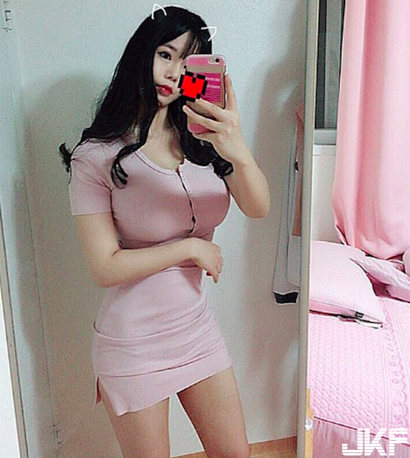 把愛心給我移走！「巨乳網紅」自拍視角太邪惡，捷運「深V爆乳」路人口水都流出來啦！