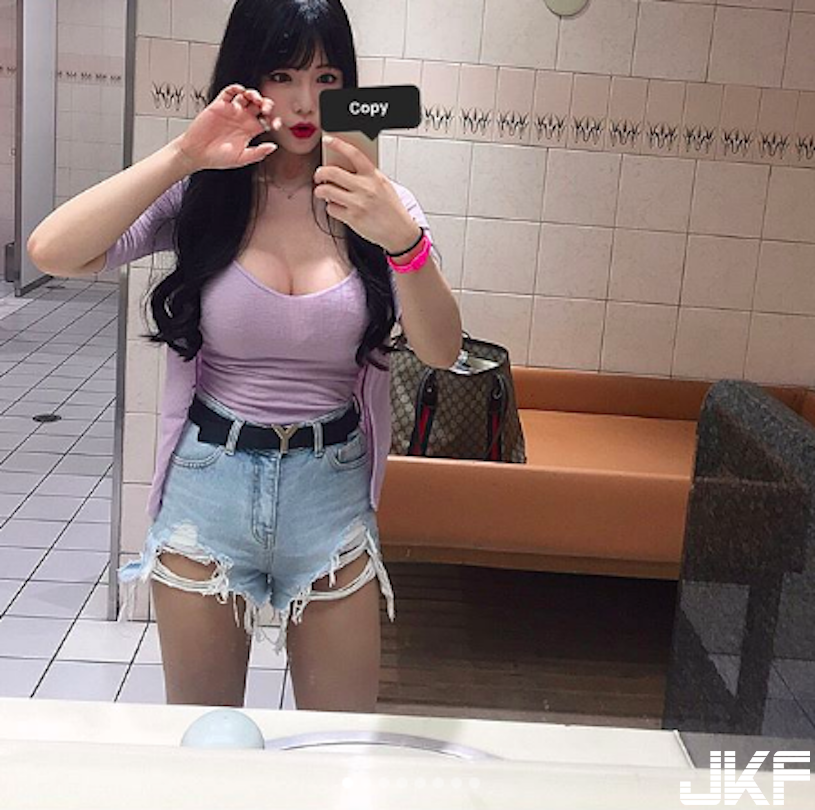 把愛心給我移走！「巨乳網紅」自拍視角太邪惡，捷運「深V爆乳」路人口水都流出來啦！