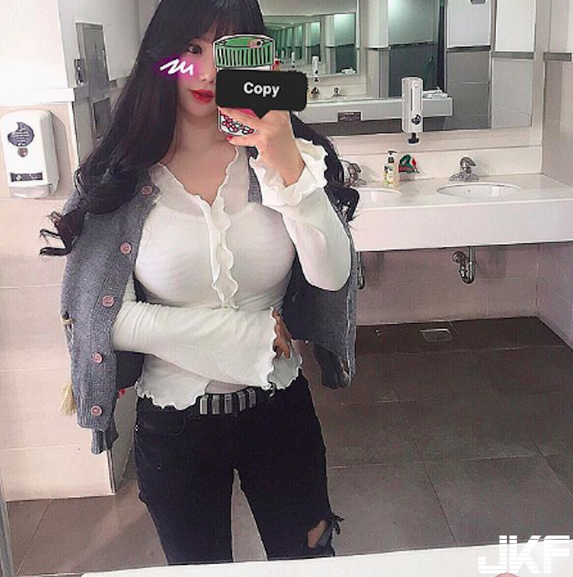 把愛心給我移走！「巨乳網紅」自拍視角太邪惡，捷運「深V爆乳」路人口水都流出來啦！