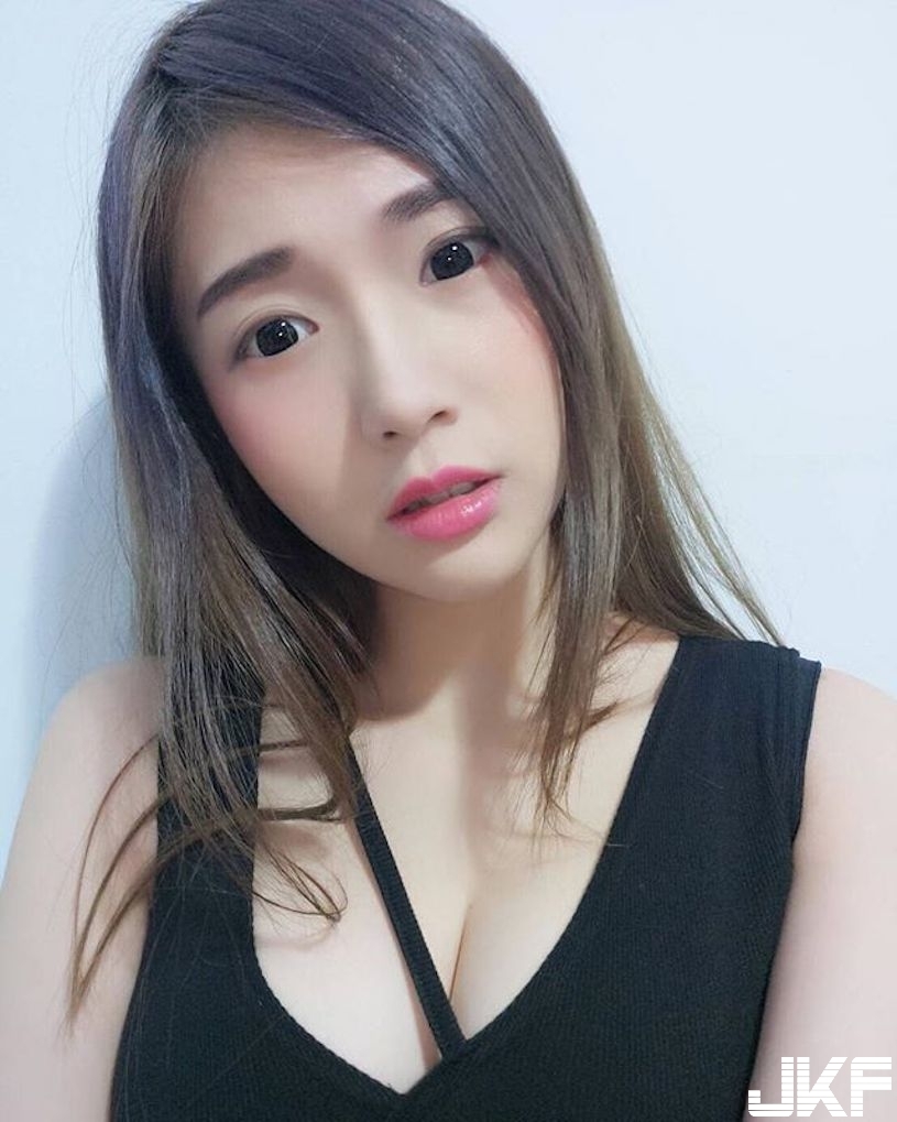 兩隻手還捧不滿！台灣「F奶網紅」胸前太沈重，「堅挺雙峰」好想為她效勞！