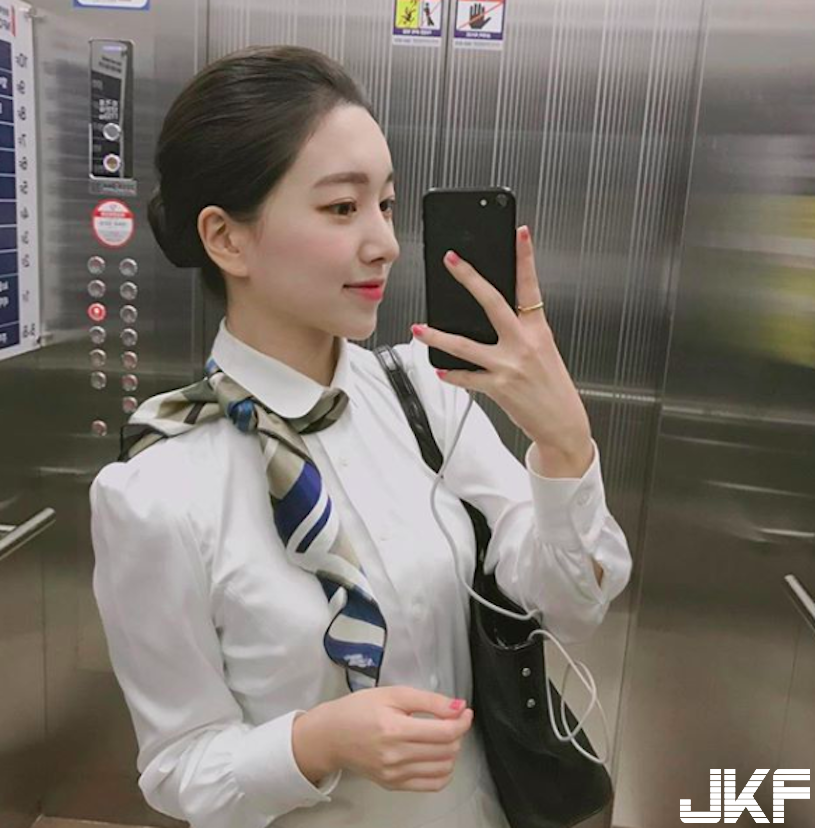 正妹度假展現「兇兇美乳」！「滑手機時的深溝」看到口水狂流啊！