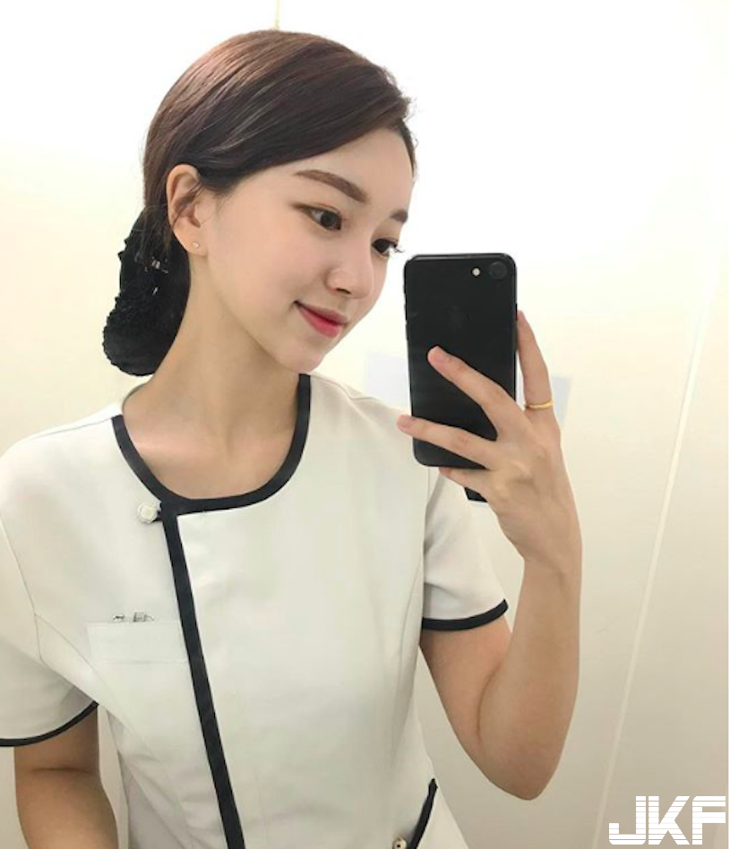 正妹度假展現「兇兇美乳」！「滑手機時的深溝」看到口水狂流啊！