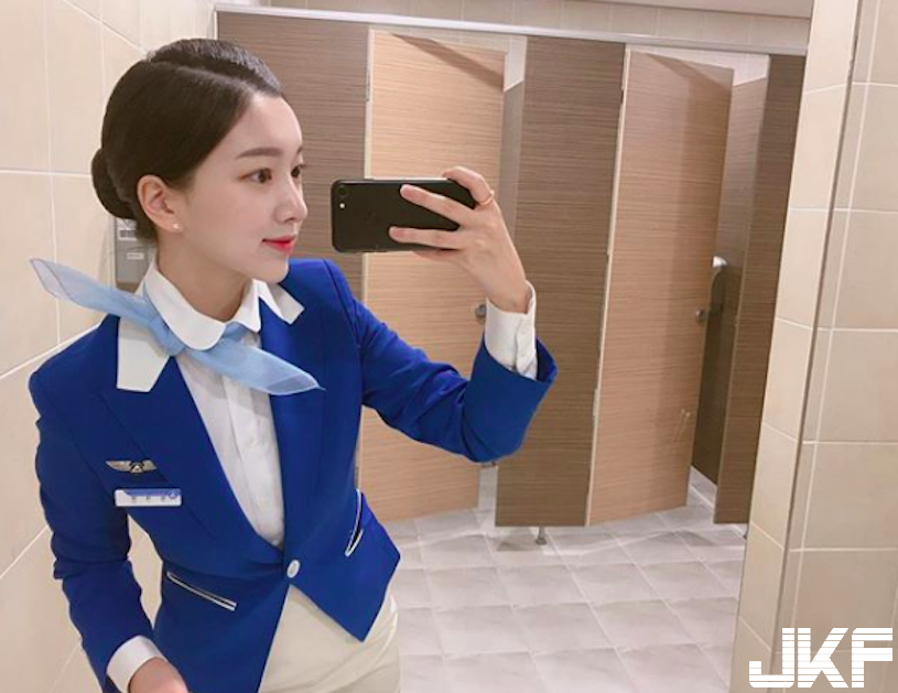 正妹度假展現「兇兇美乳」！「滑手機時的深溝」看到口水狂流啊！