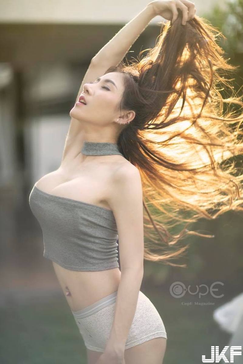 太誇張尺寸！「乳量兇猛正妹」彎腰大秀豪溝！側面一看是兩座「飽滿山丘」啊！