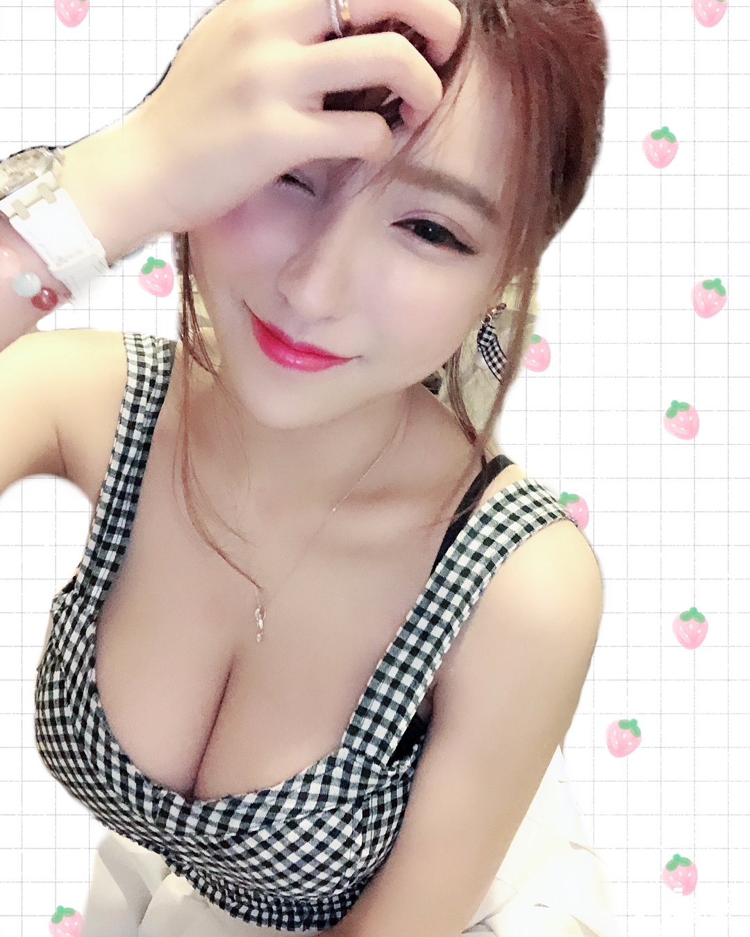 激正！「爆乳直播主」超逆天顏值還有性感身材，滿滿美照挑戰視覺極限！