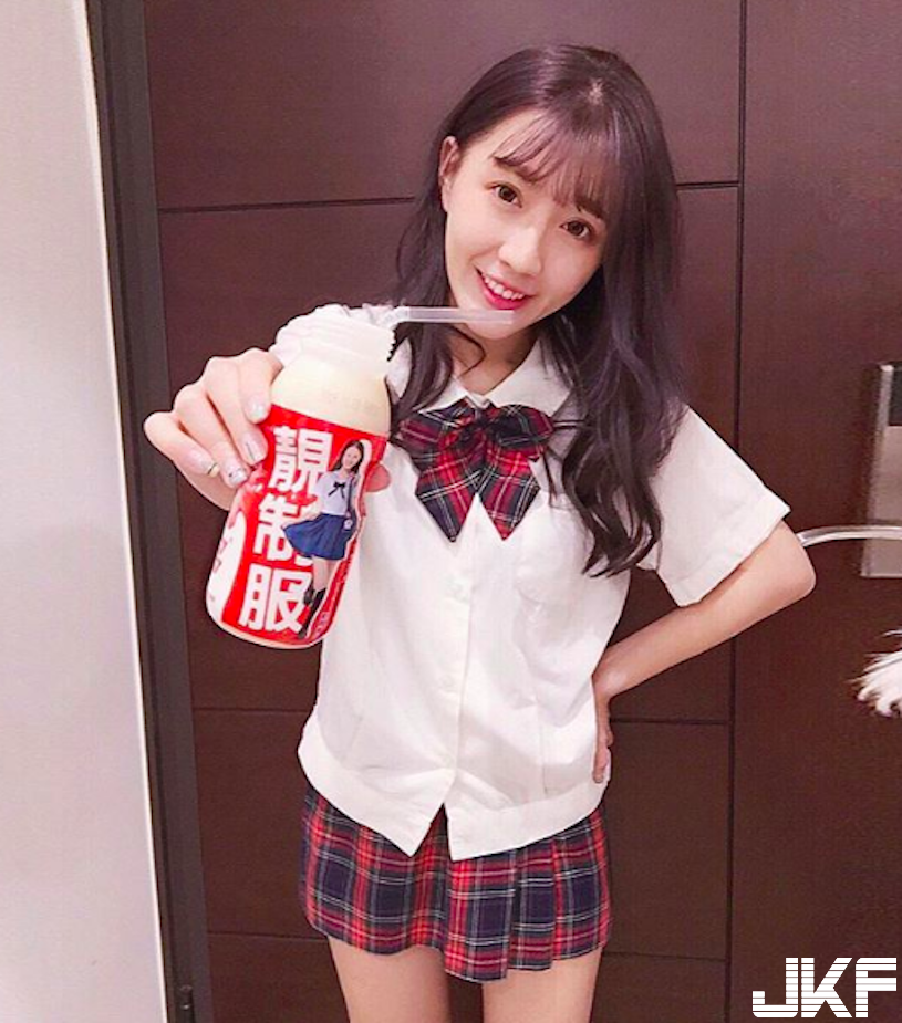 人生第一次比基尼！正妹展現「豐滿事業線」，大小不輸給椰子啊！