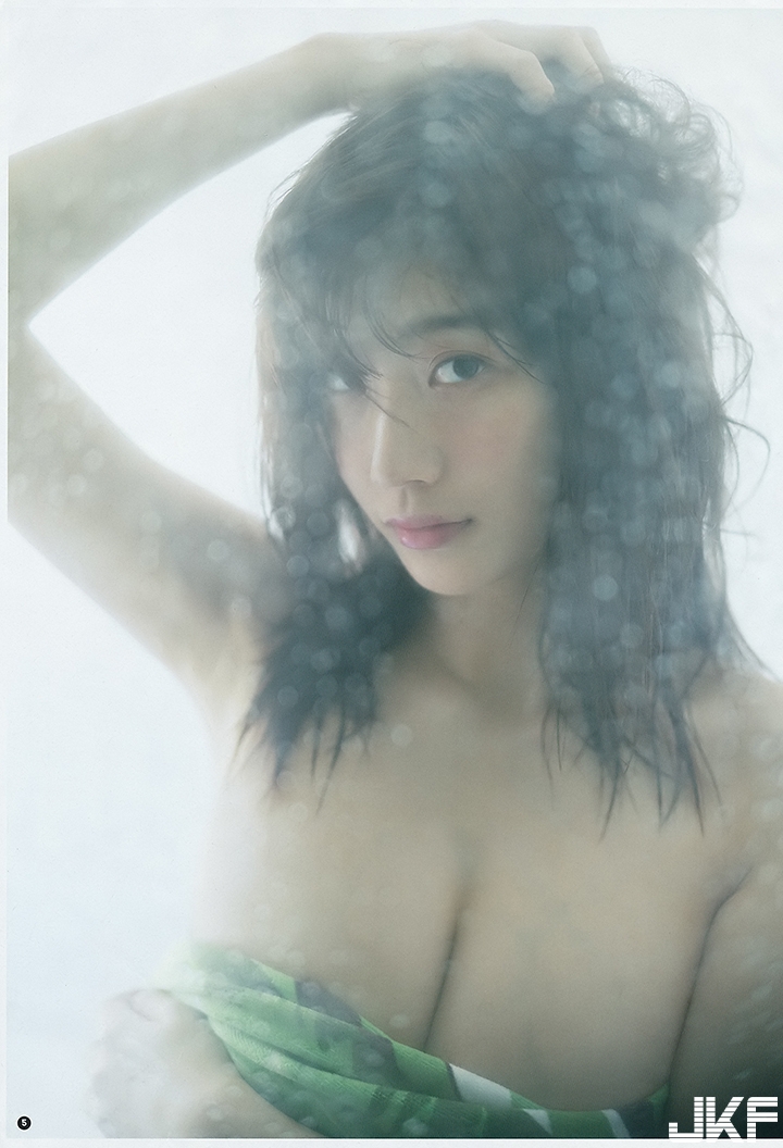 真人版「峰不二子」G奶半裸解禁！渾圓側乳從旁探頭　乳量溢出又漫出！