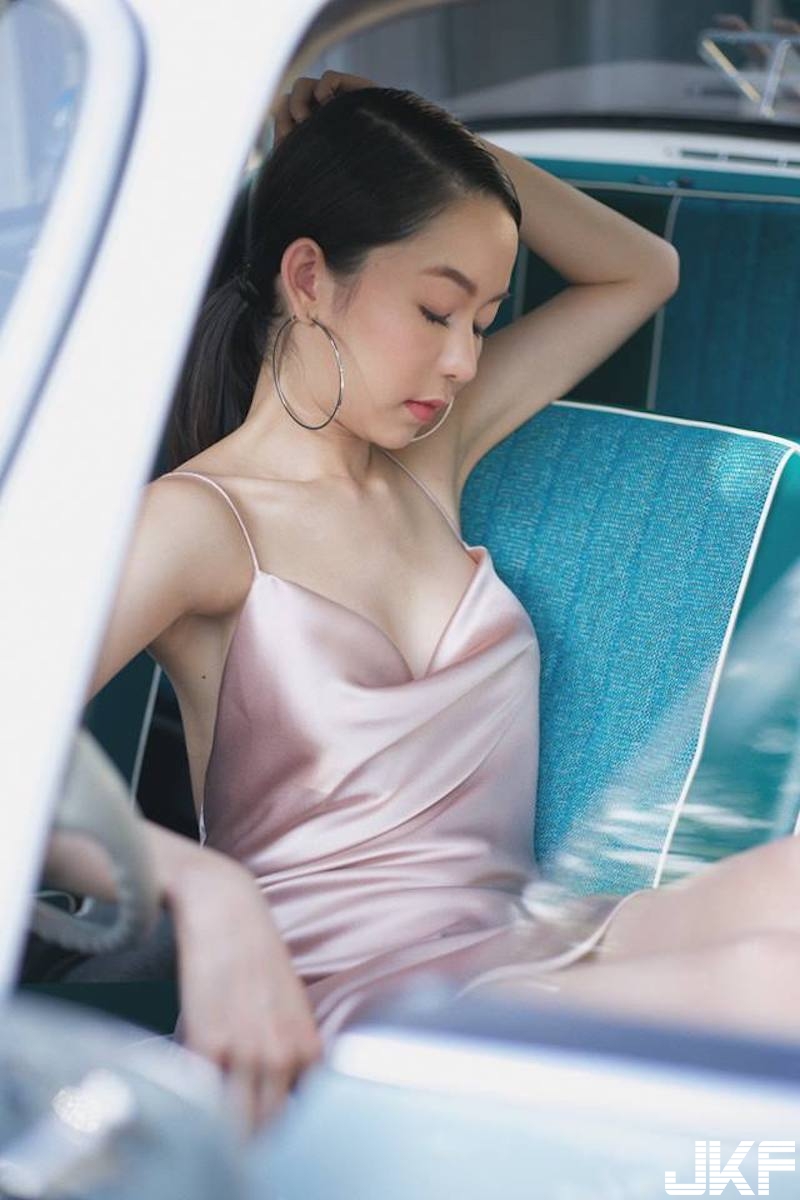 老爺車的春天！「超亮車頭燈」回頭率好高！「爆乳正妹」露背小洋裝開車好辣！