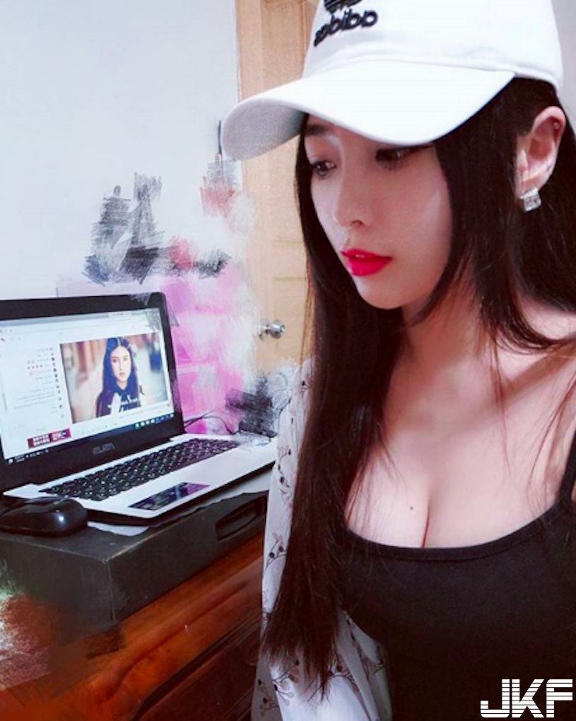 外套穿不好！「台灣正妹」在家隨便穿，王道「居家男友視角」慵懶性感讓人著火！