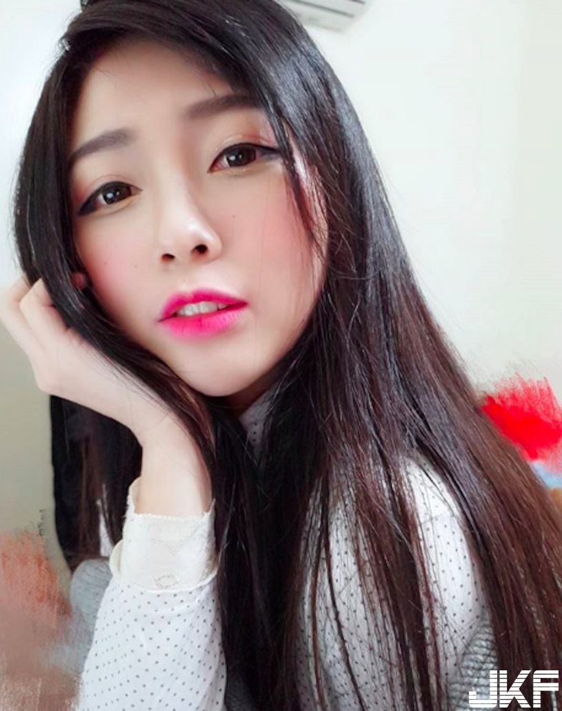 外套穿不好！「台灣正妹」在家隨便穿，王道「居家男友視角」慵懶性感讓人著火！