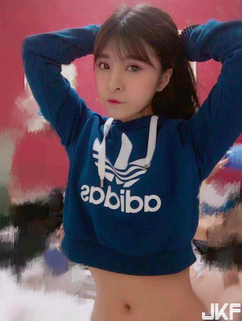 巨乳端上桌！正妹吃飯露出「驚人大長輩」，養眼福利客人都受不了&#8230;