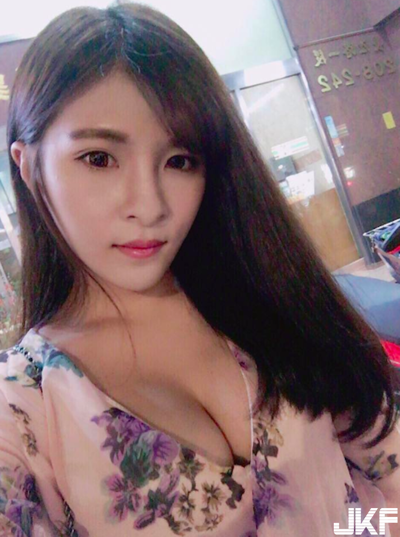 巨乳端上桌！正妹吃飯露出「驚人大長輩」，養眼福利客人都受不了&#8230;