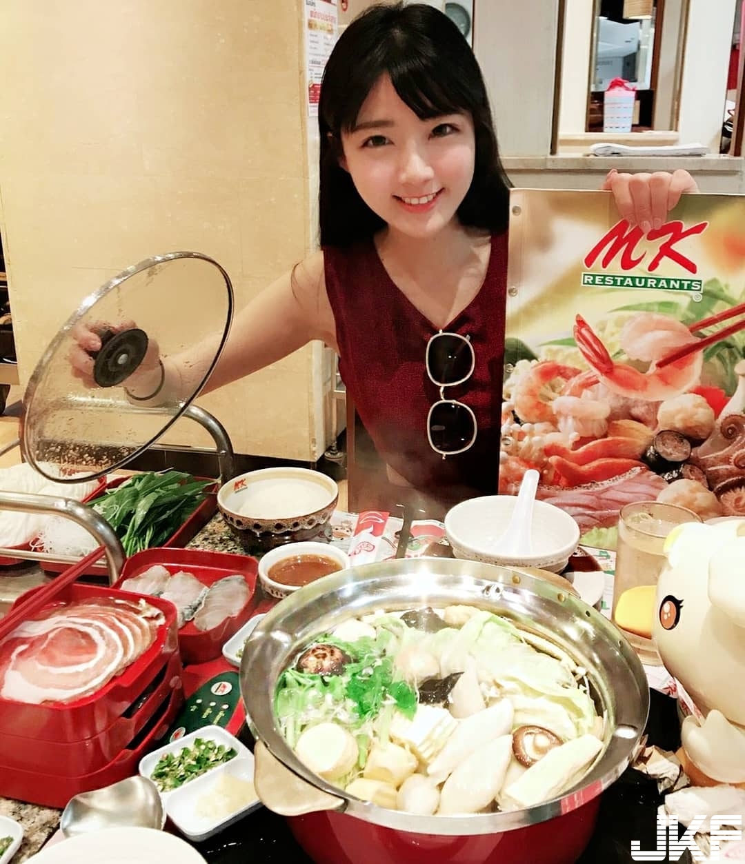 一邊可愛一邊辣！威航「最美空姐」甜美臉蛋還有爆乳身材，根本就是最理想女友啊！