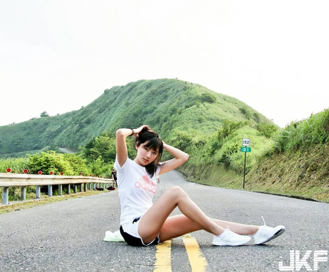 一邊可愛一邊辣！威航「最美空姐」甜美臉蛋還有爆乳身材，根本就是最理想女友啊！