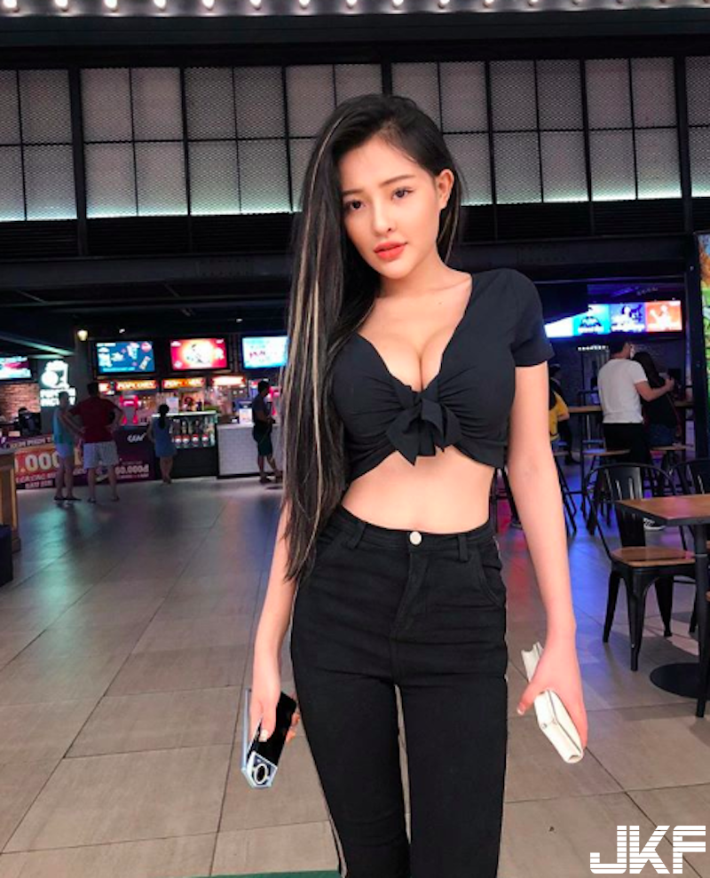 肉彈來襲！「長髮巨奶妹」側身一躺美乳倒出！「蜂腰翹臀」兇到擋不住！
